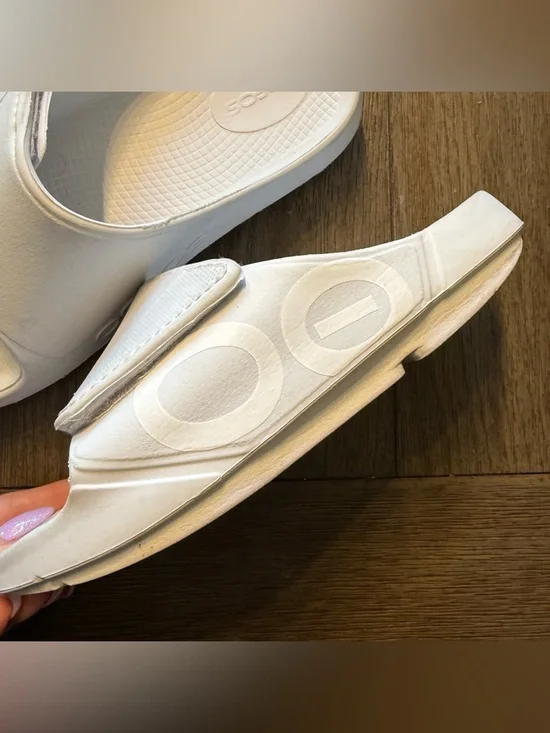 White oofos slides - Picture 2 of 7